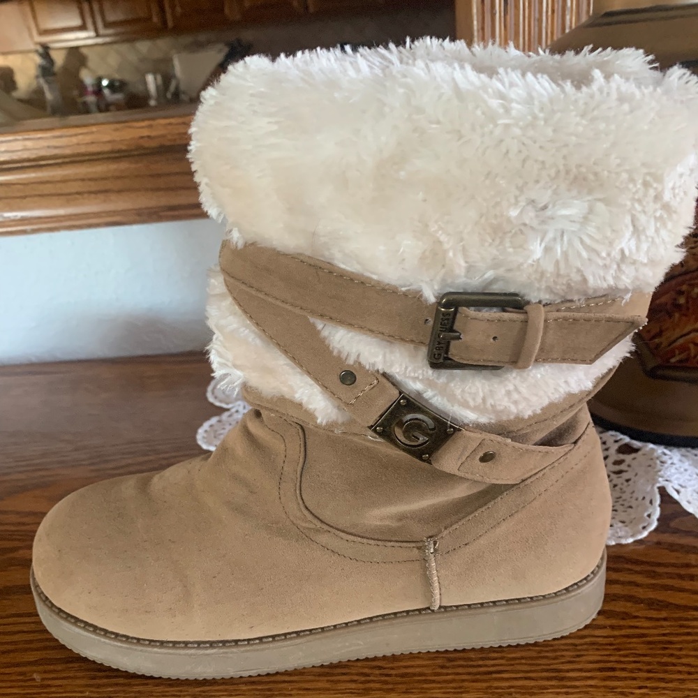 👢Guess women’s suede boots w/straps & faux fur lined
